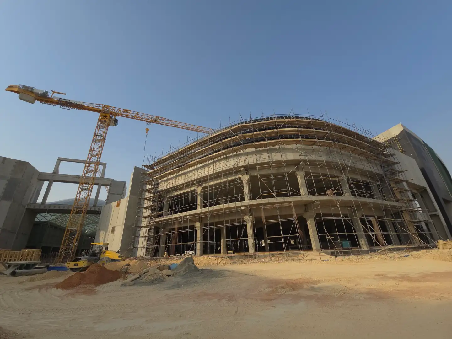 الواجهة المنحنية لجوهرة الرياض مول أثناء أعمال السقالات وتجهيز غلاف المبنى.